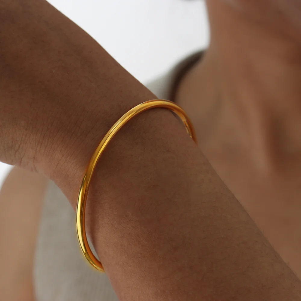 Minimalist Gold Stainless Steel Bracelet for Women – Elegant Round Design