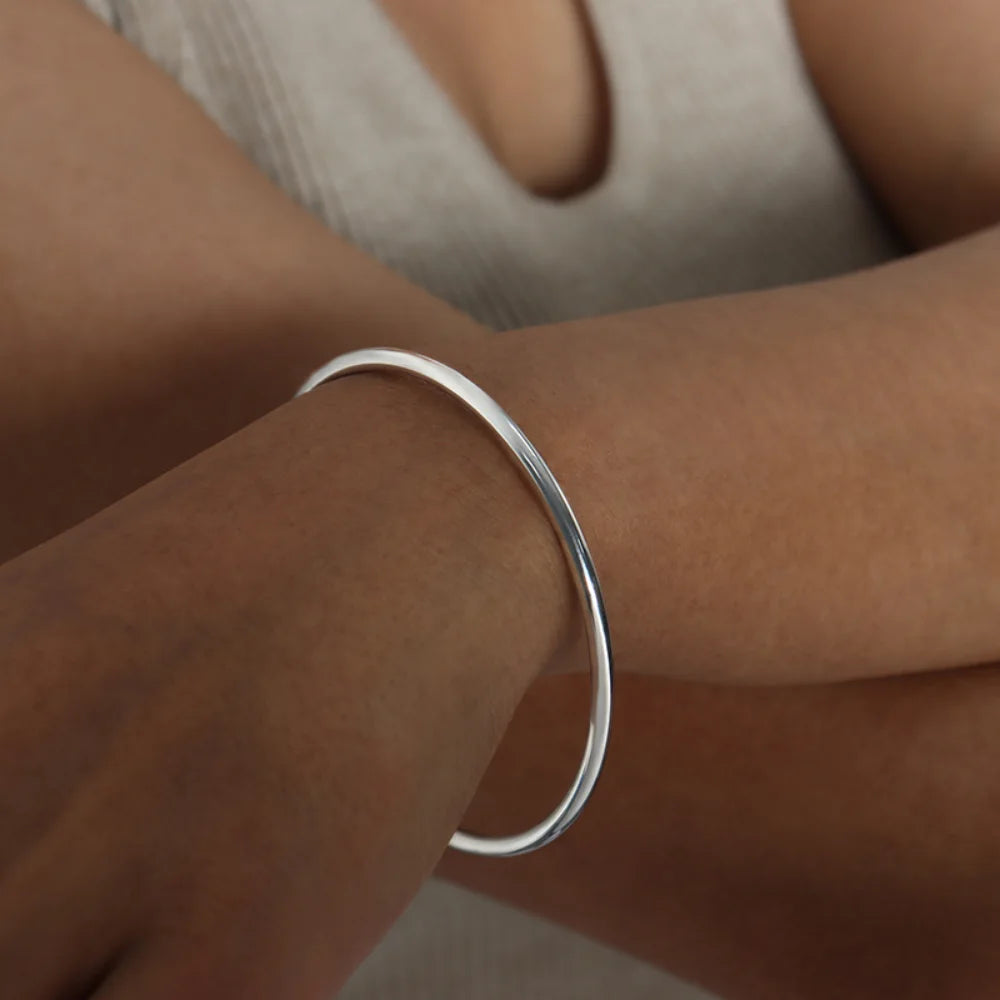 Minimalist Gold Stainless Steel Bracelet for Women – Elegant Round Design