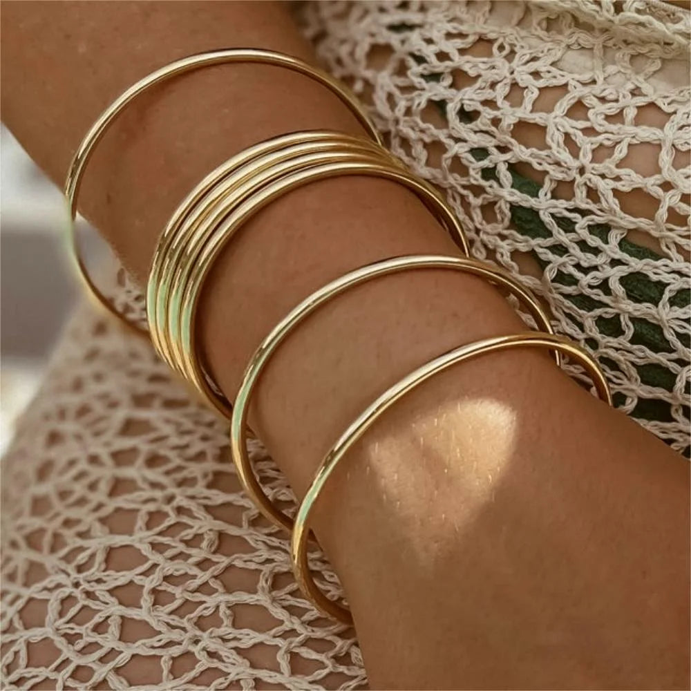 Minimalist Gold Stainless Steel Bracelet for Women – Elegant Round Design